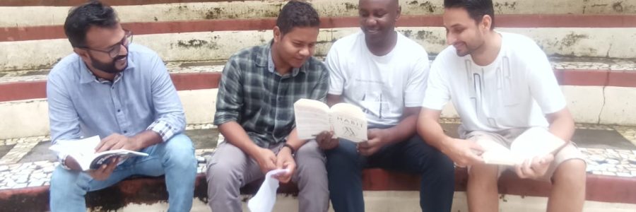 Founder Kenneth explaining the concept of quality education to participants of Kanthari, where Social Visionaries are empowered